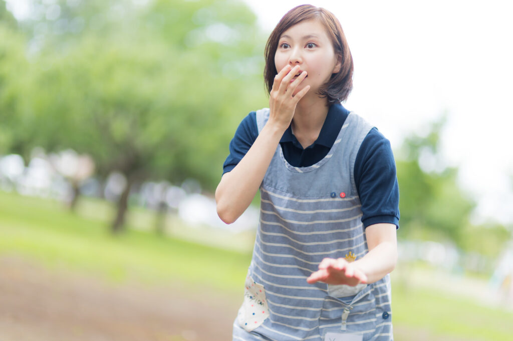 驚く女性